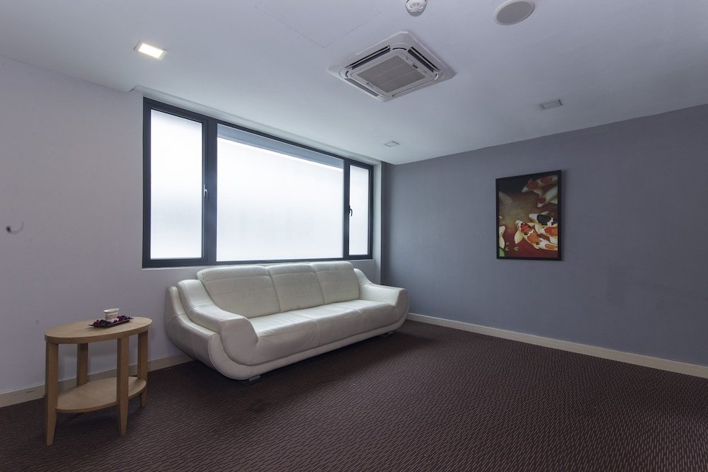 Фото Zen Rooms Royce Hotel