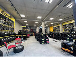World of wheels (Hrachya Kochar Street, 200), neumáticos y llantas