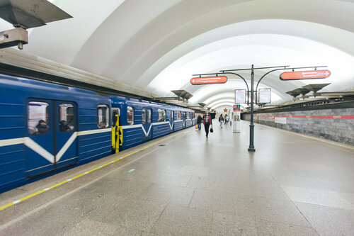 Metro Ploschad Muzhestva (Politekhnicheskaya Street No:17к1Б, Saint Petersburg), metro istasyonu  Saint‑Petersburg'dan