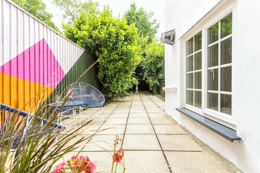 Фото Chiswick Gem: Stylish 1-bed Flat for Modern Living