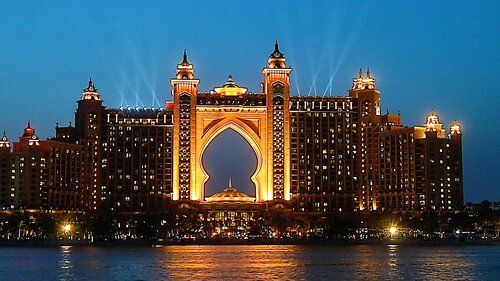 Shopping mall The Pointe, Dubai, photo