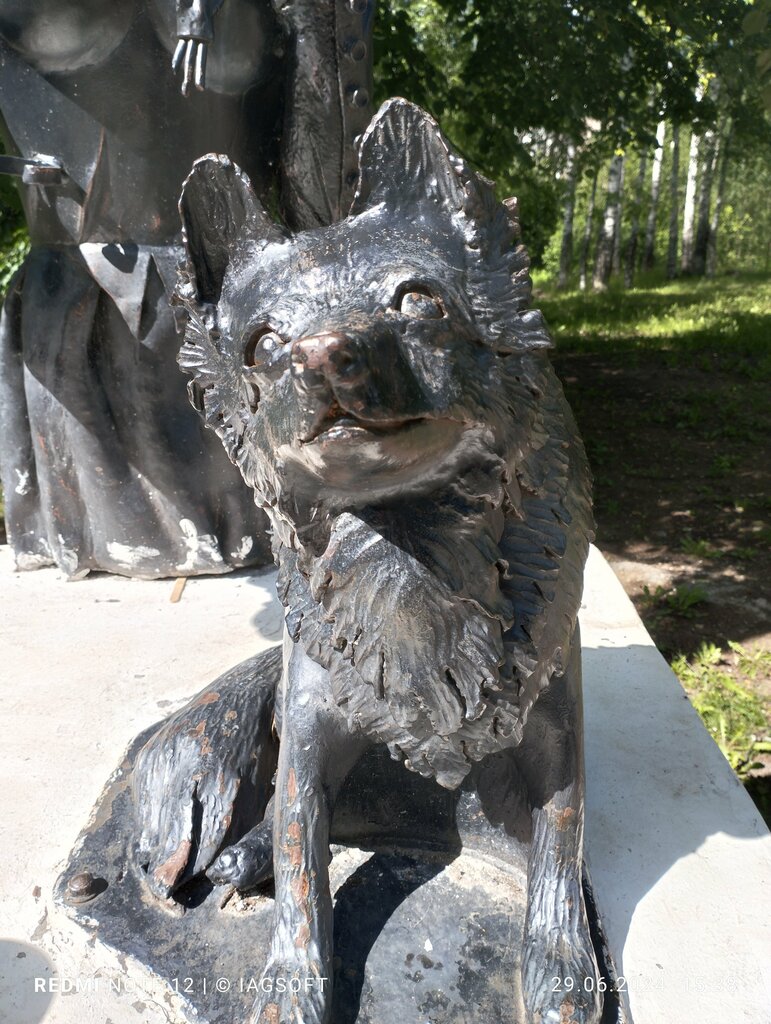 Genre sculpture Дама с собачкой, Perm, photo