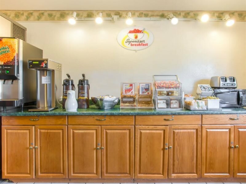 Фото Super 8 by Wyndham Richmond/Broad Street