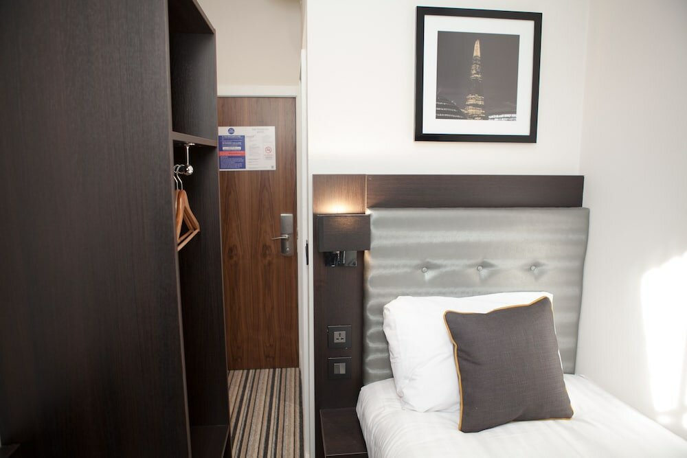 Фото The Tudor Inn Hotel