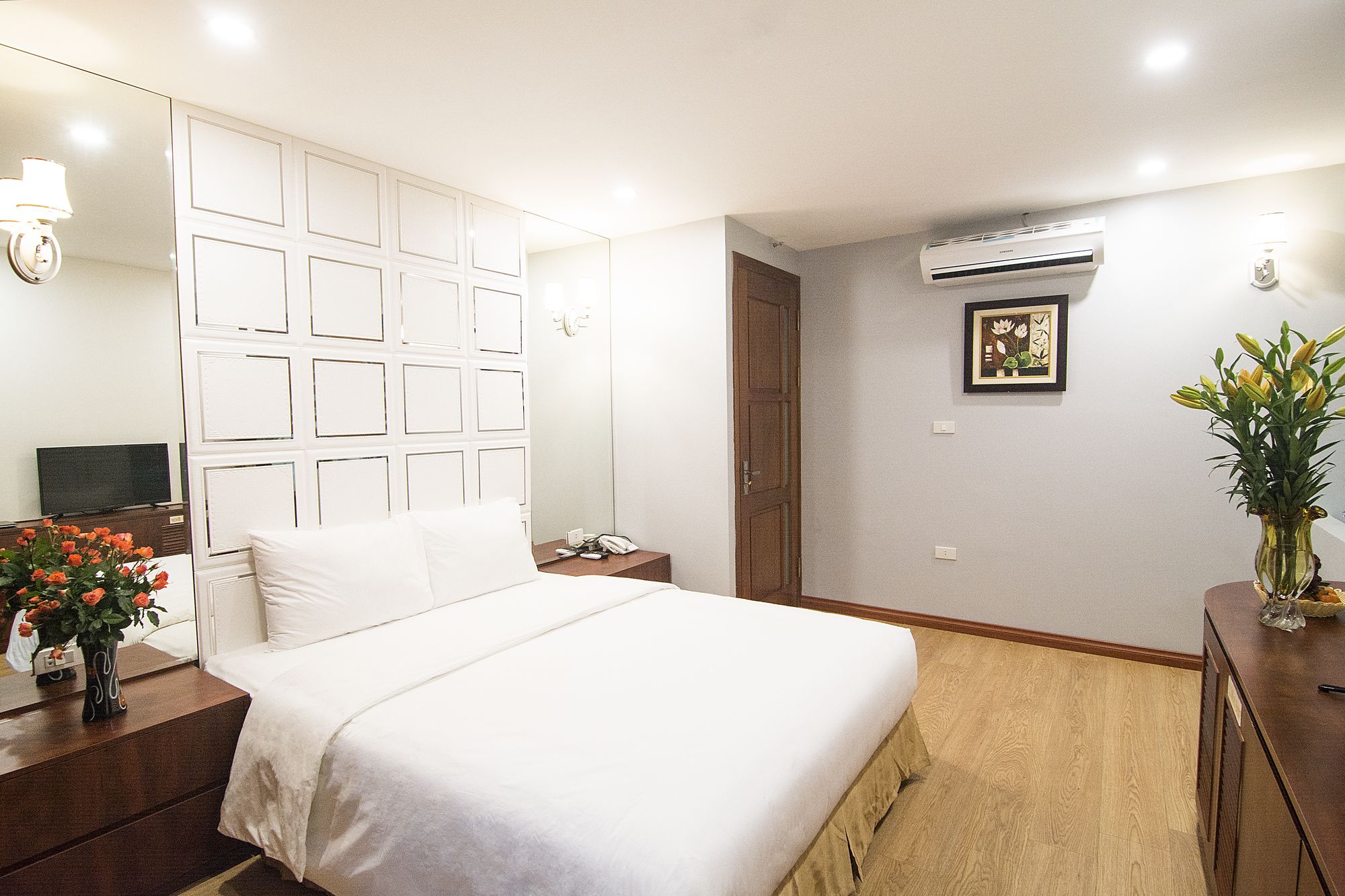 Фото Canary Hotel & Apartment