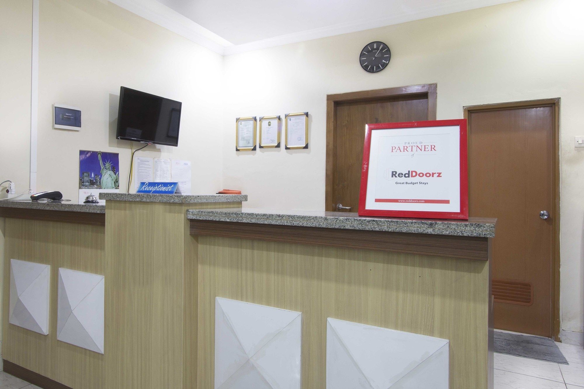 Фото RedDoorz Plus near Stadion Mandala Krida