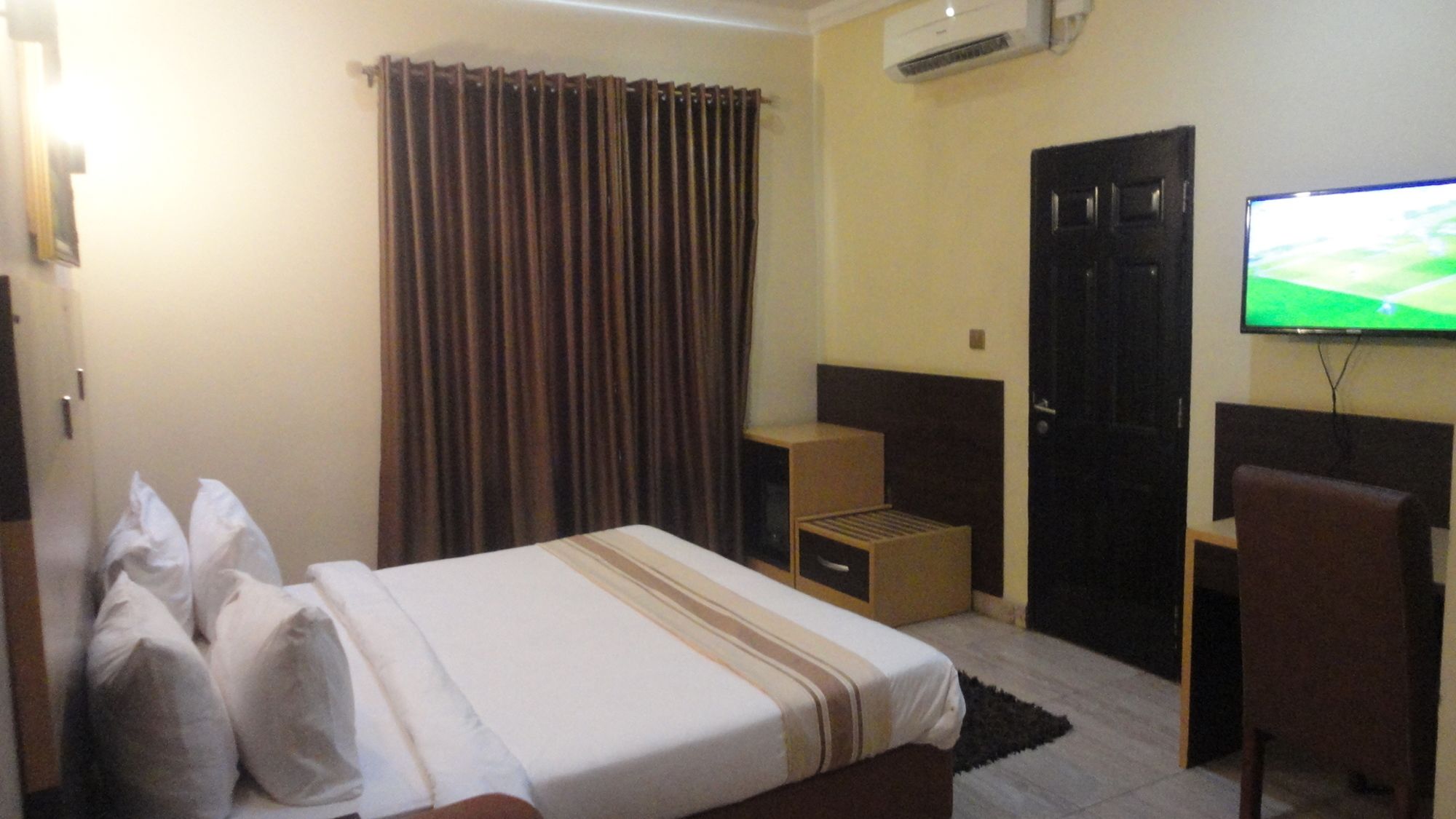 Фото Caesar's Court Hotel and Suites