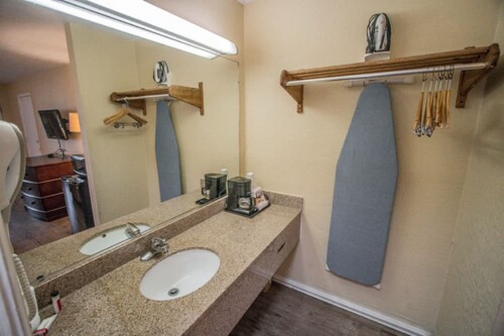 Фото Days Inn by Wyndham Fort Walton Beach