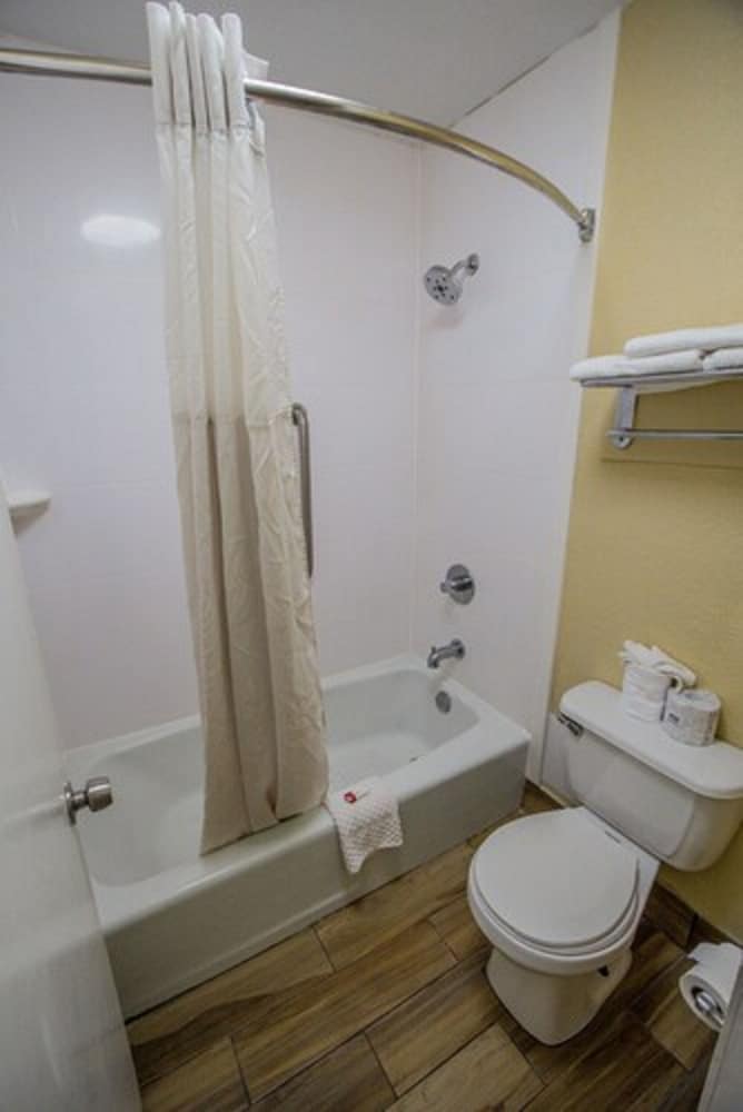 Фото Days Inn by Wyndham Fort Walton Beach