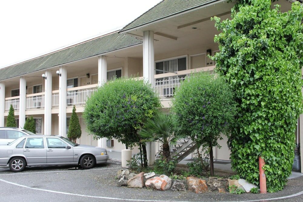 Фото Caravelle Inn & Suites