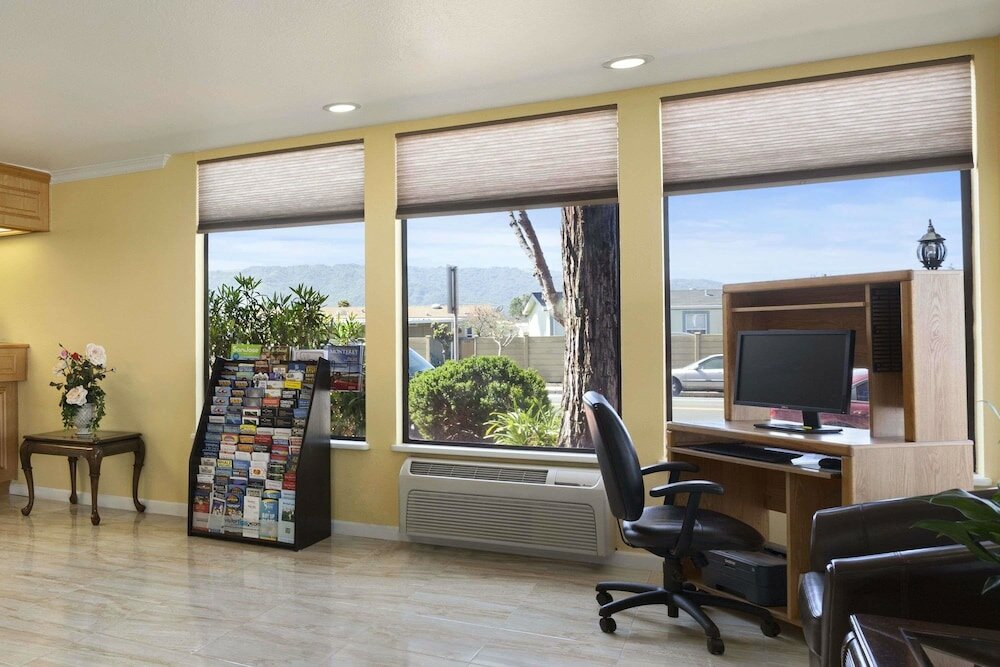 Фото Days Inn by Wyndham Gilroy