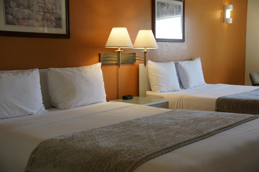 Фото R & R Inn & Suites