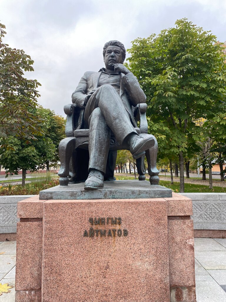 Genre sculpture Памятник Чингизу Айтматову, Moscow, photo