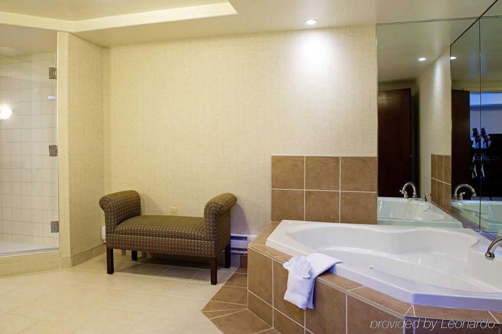 Фото Holiday Inn Hotel & Suites Lloydminster