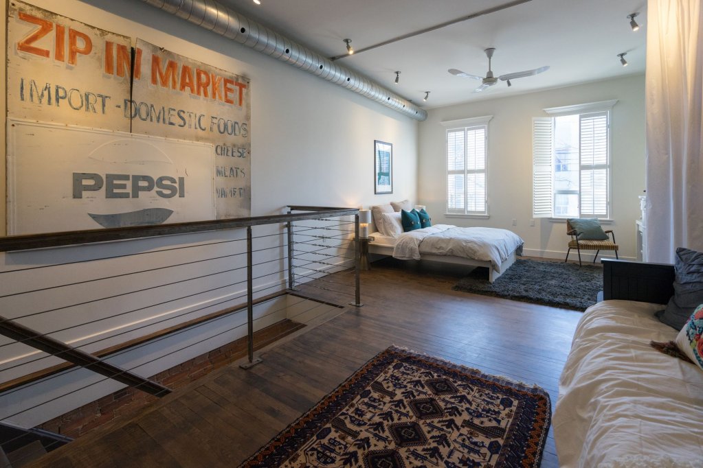 Фото Applewood Suites - The Ossington Loft