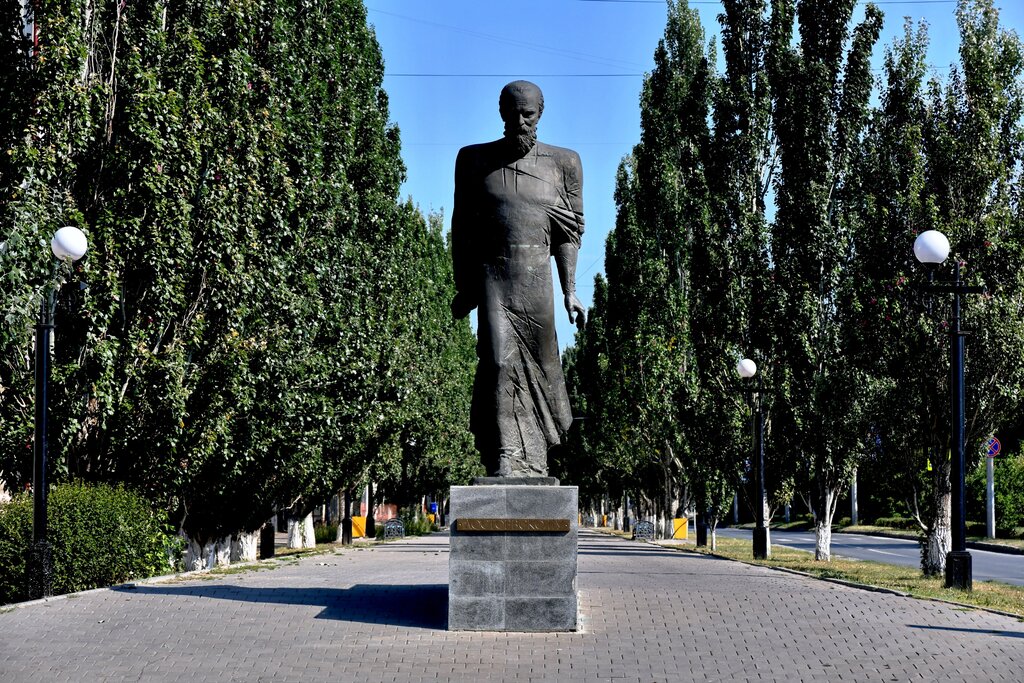 Жанровая скульптура Ф. М. Достоевский, Омск, фото