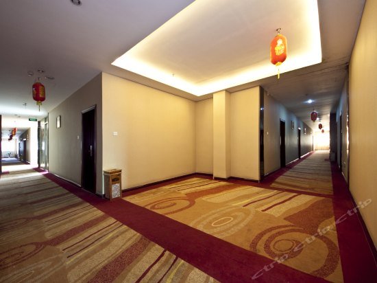 Фото Zhongzhou Business Hotel