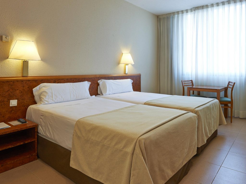 Фото Apartamentos Hesperia Barcelona Sant Joan