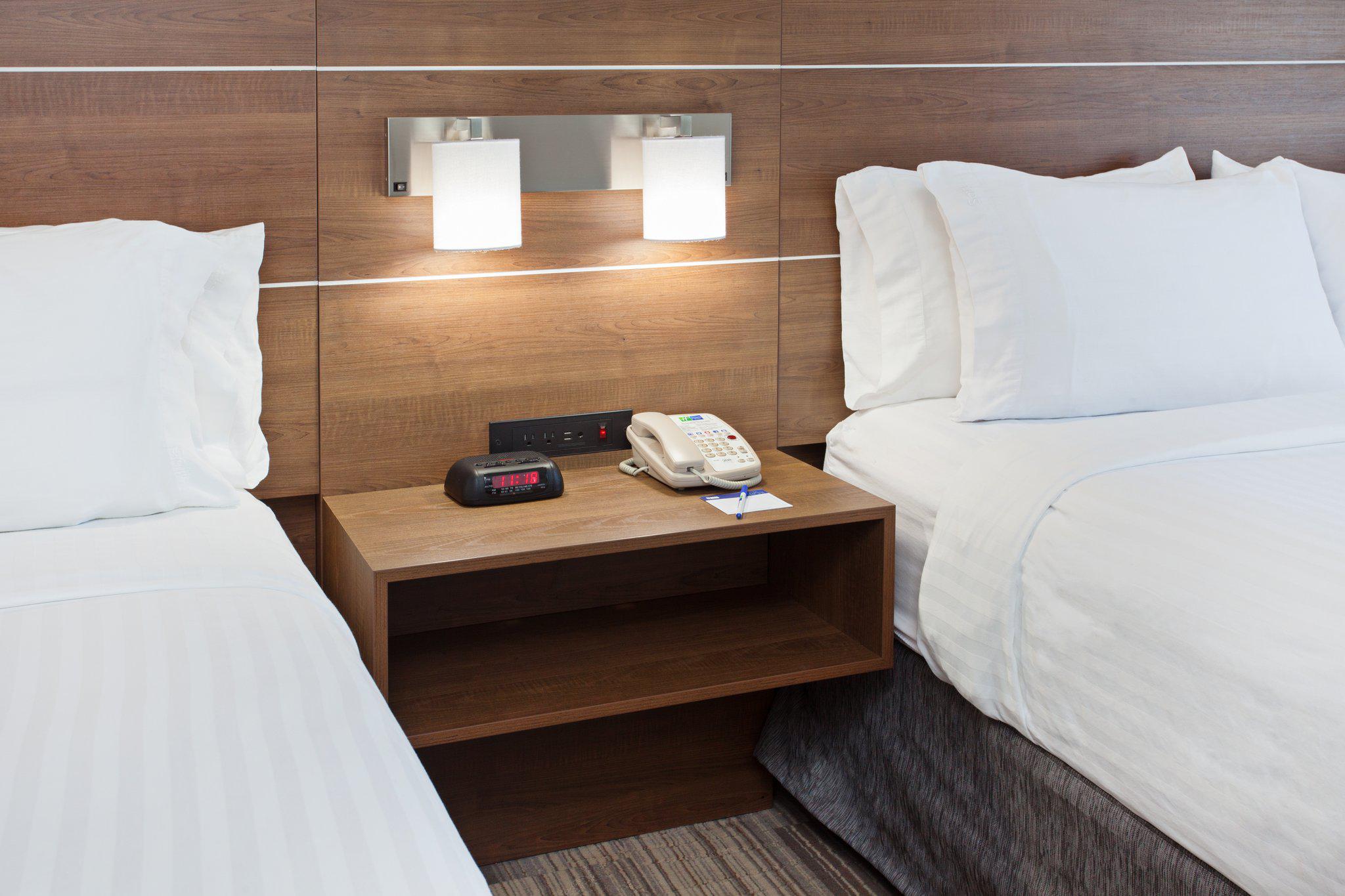 Фото Holiday Inn Express Hotel & Suites Corona, an Ihg Hotel