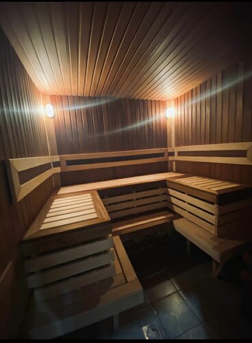 Жалаңаш қыздар мен пицца жеткізуші жігіттер