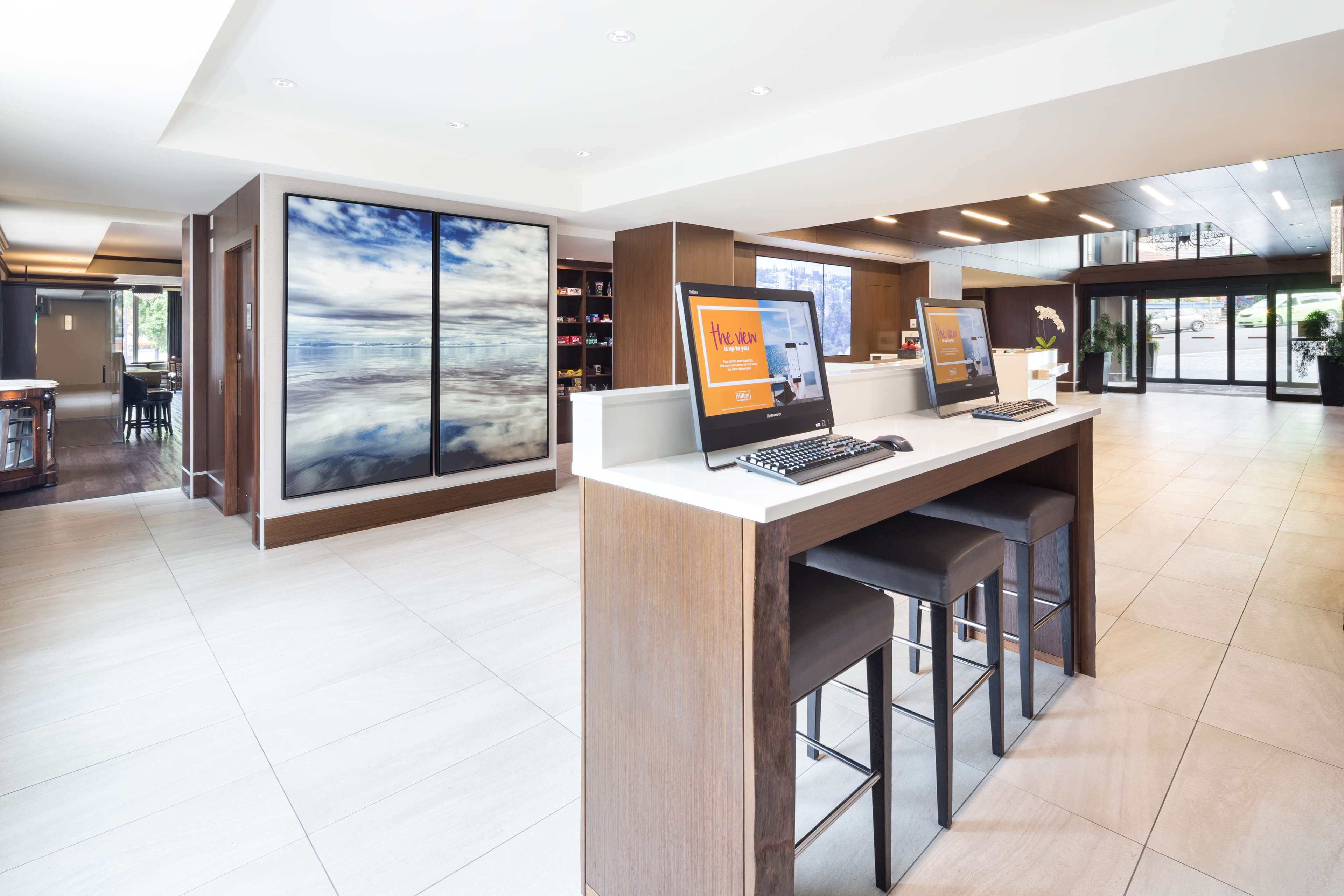 Фото DoubleTree by Hilton Hotel & Suites Victoria