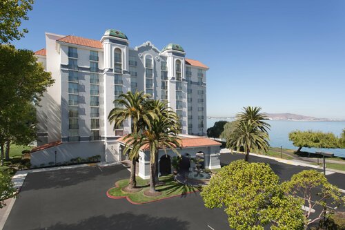 Гостиница Embassy Suites by Hilton San Francisco Airport Waterfront в Берлингейме