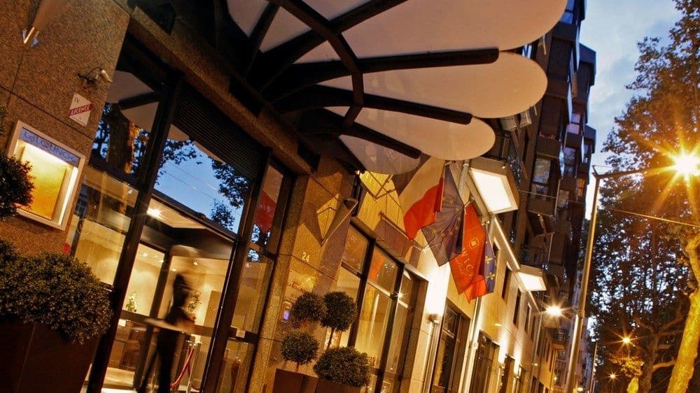 Фото Warwick Reine Astrid Lyon