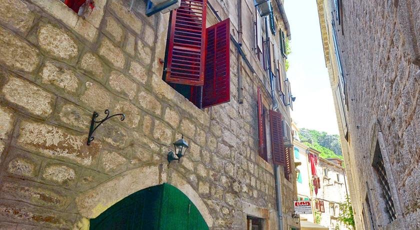 Фото Apartments Historic Stone House