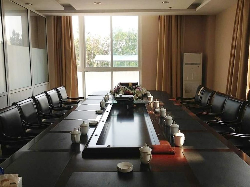 Фото Jinhai Holiday Hotel