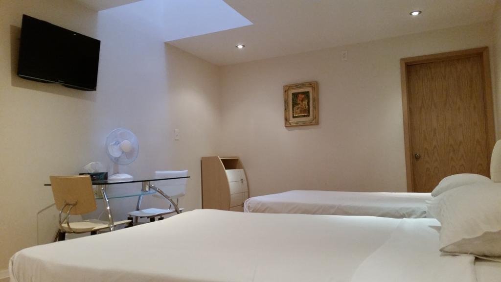 Фото Dundas Apartments & Suites