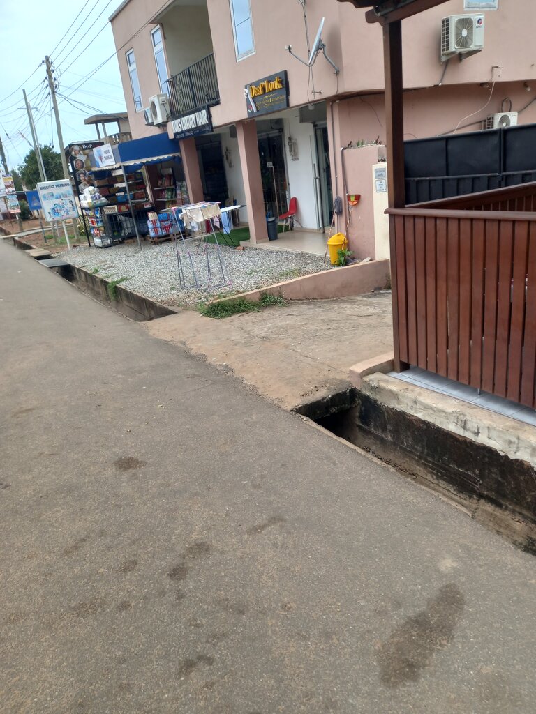Hairdresser Deep Look, Accra, photo