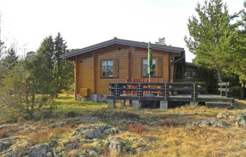 Гостиница Three-Bedroom Holiday home with a Fireplace in Grisslehamn