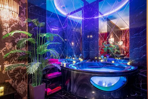 Voyaga etgan ayolning mushuk oqish surati