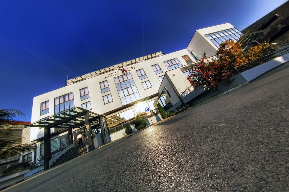 Фото Hotel Lav Vukovar