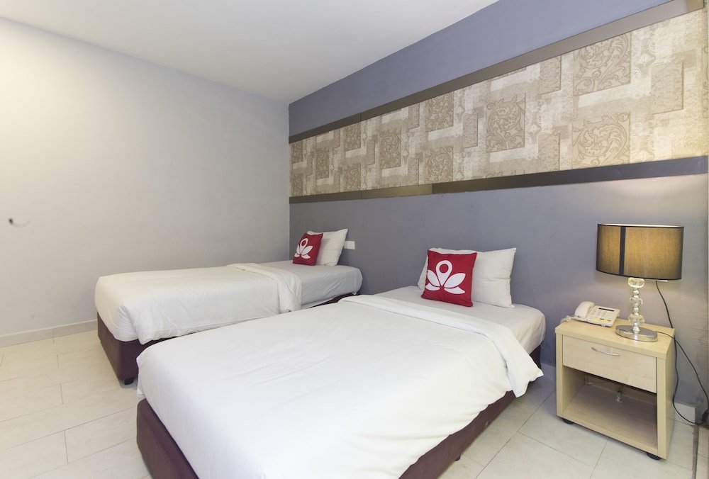 Фото Zen Rooms Royce Hotel