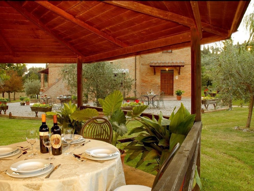 Фото La Contea Farmhouse