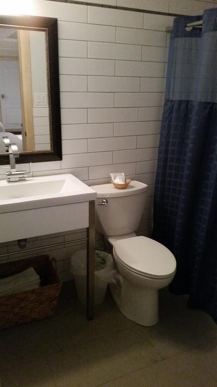 Фото Dundas Apartments & Suites