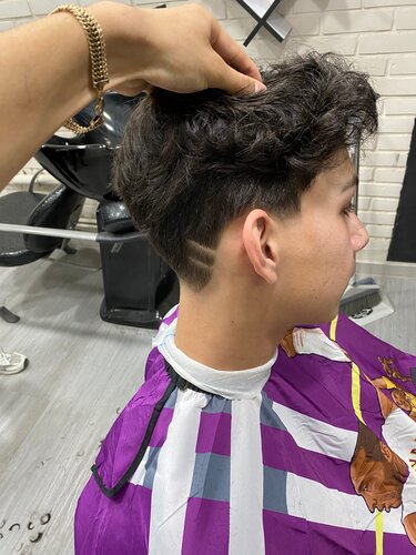 Bir mast qiz uning qolini uning ichiga itarib oldi