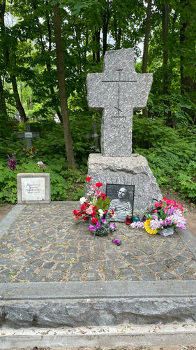 Ünlü kişilerin mezarları Кинорежиссёр Алексей Октябринович Балабанов 1959-2013 годы, Saint‑Petersburg, foto
