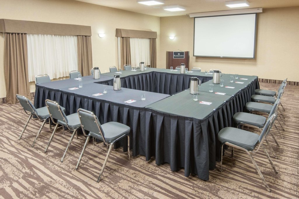 Фото Ramada by Wyndham Drumheller Hotel & Suites