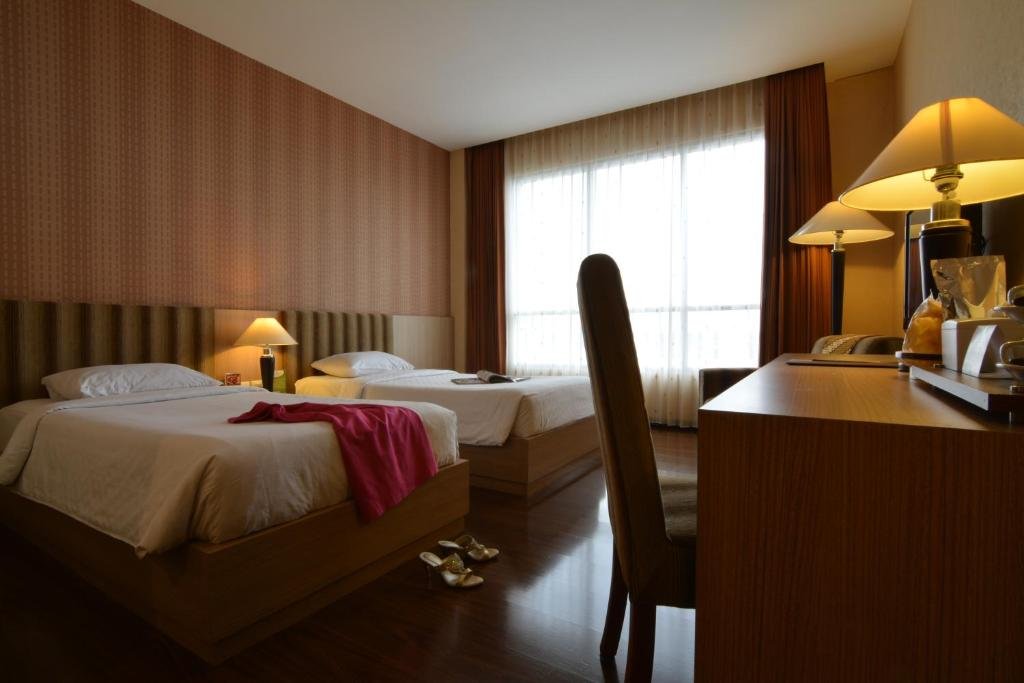 Фото Istana Hotel