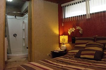 Фото B & B Comfy Inn