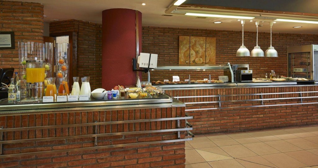 Фото Apartamentos Hesperia Barcelona Sant Joan