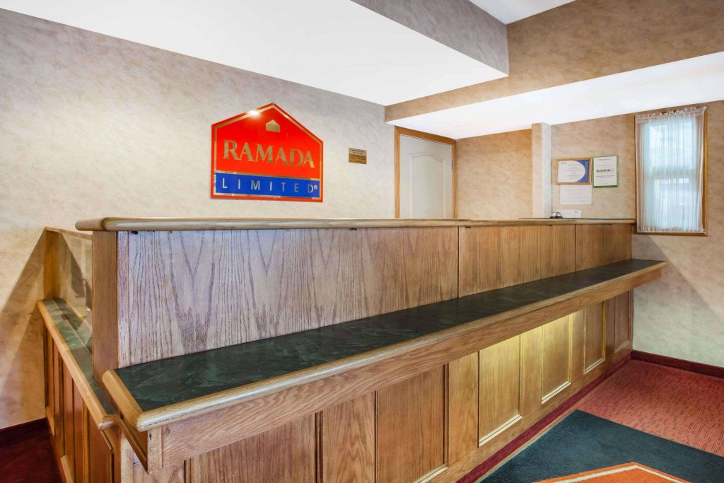 Фото Ramada Limited 100 Mile House
