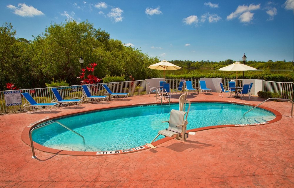 Фото Holiday Inn Express & Suites Port Charlotte, an Ihg Hotel