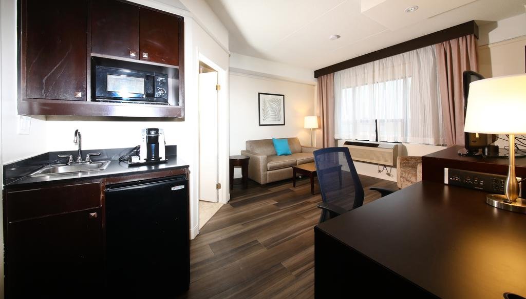 Фото Holiday Inn & Suites Windsor Ambassador Bridge, an Ihg Hotel