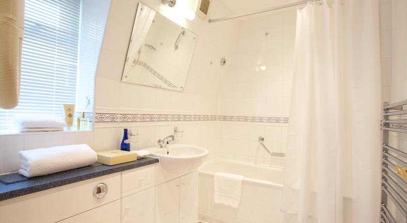 Фото Walton Cottage Hotel and Suites