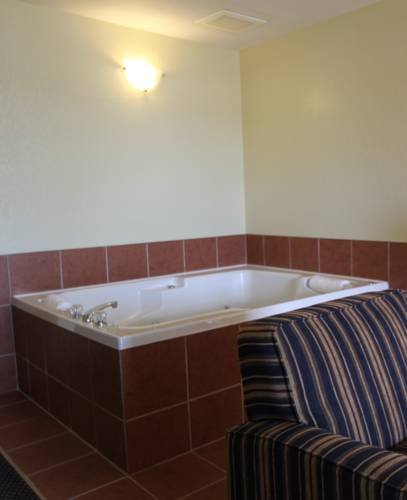 Фото Days Inn & Suites by Wyndham Thompson