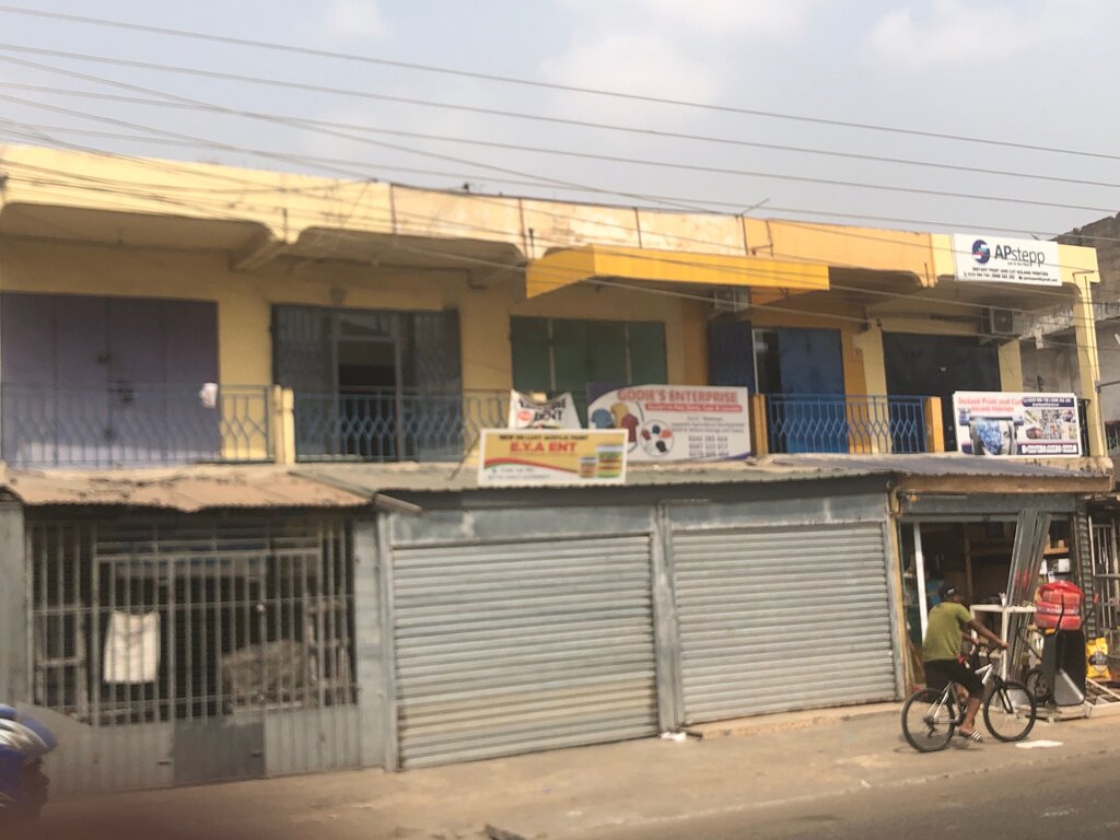 Hardware market E. Y. A Enterprise, Accra, photo