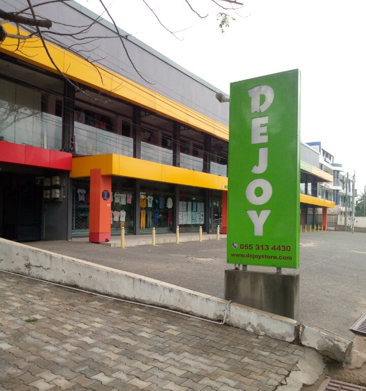 Shopping mall Dejoy, Accra, photo